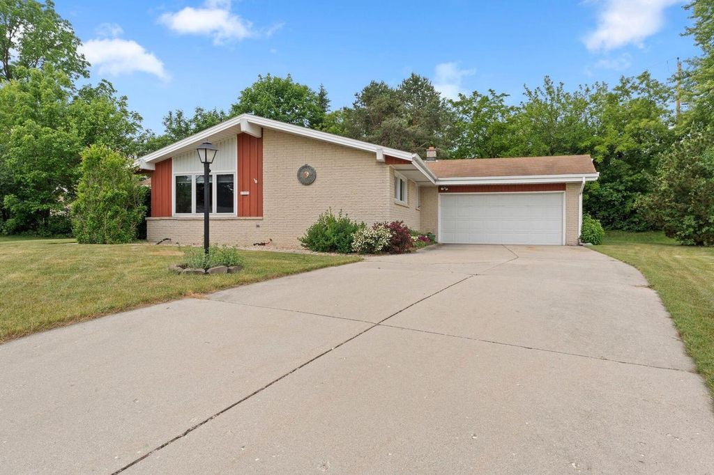 13955 W Forest Knoll COURT, New Berlin, WI 53151