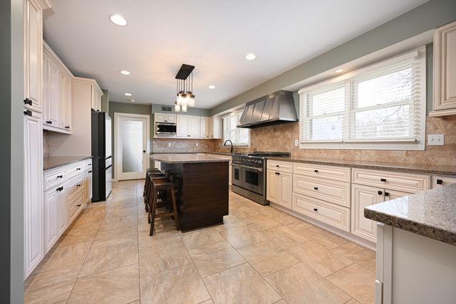 5N300 Powis Road, Wayne, IL 60184