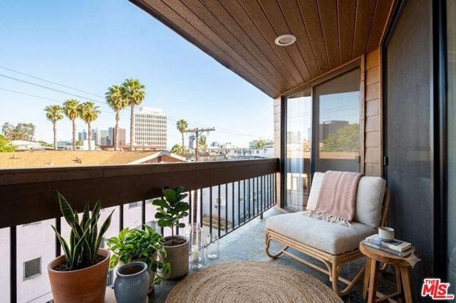 11628 Montana Avenue 206, Los Angeles, CA 90049