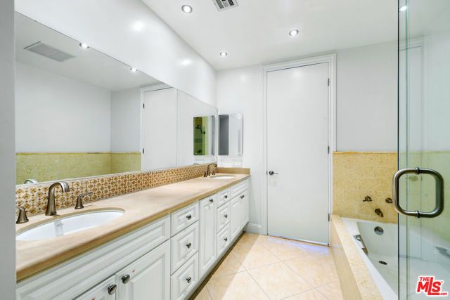 11628 Montana Avenue 206, Los Angeles, CA 90049