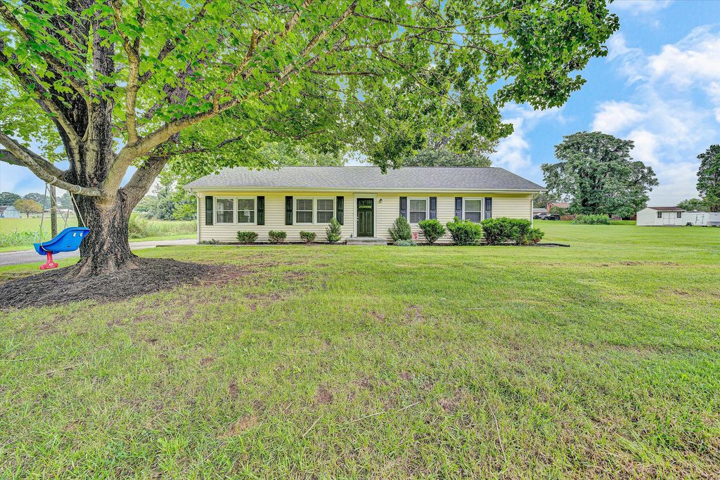 84 Oak LN, Troutville, VA 24175