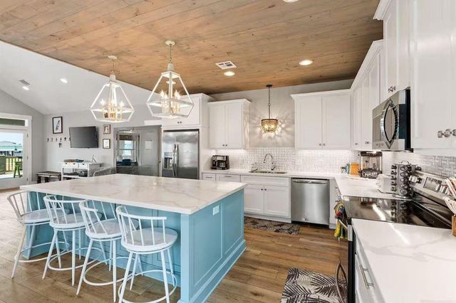 970 Pelican Lane, Crystal Beach, TX 77650