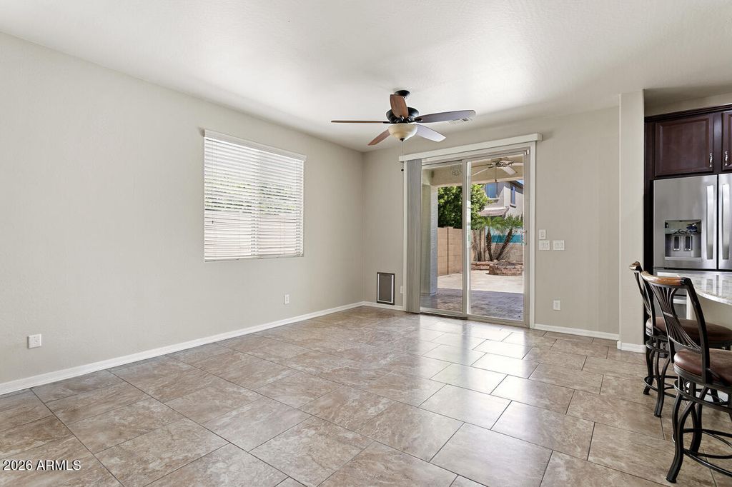 Image 13 of property listing at 15586 W JENAN Drive, Surprise, AZ 85379