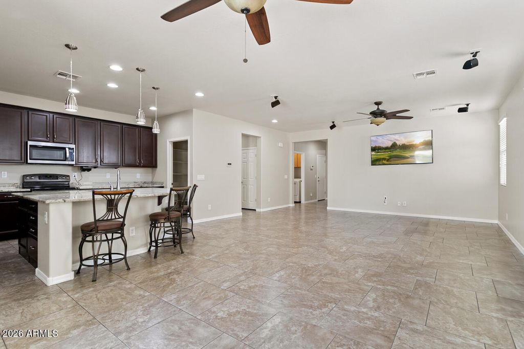 Image 14 of property listing at 15586 W JENAN Drive, Surprise, AZ 85379
