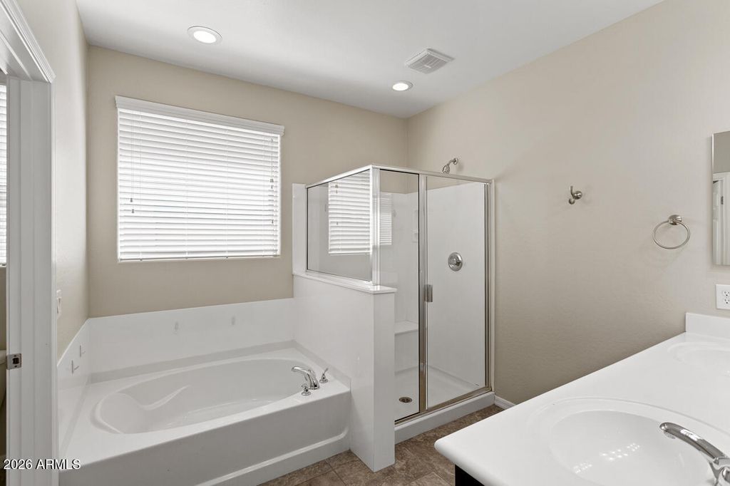 Image 22 of property listing at 15586 W JENAN Drive, Surprise, AZ 85379