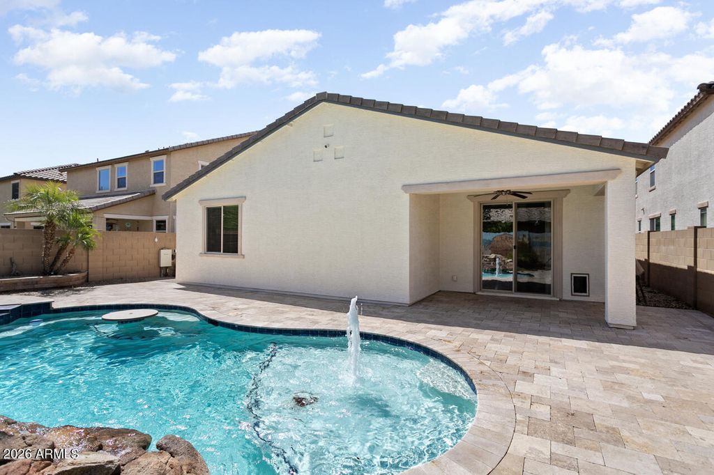 Image 33 of property listing at 15586 W JENAN Drive, Surprise, AZ 85379