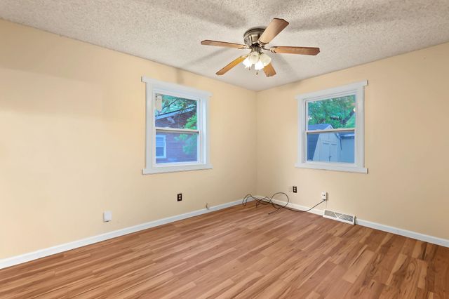 4431 N Auburn St, Bel Aire, KS 67220
