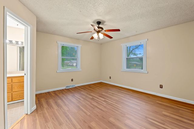 4431 N Auburn St, Bel Aire, KS 67220