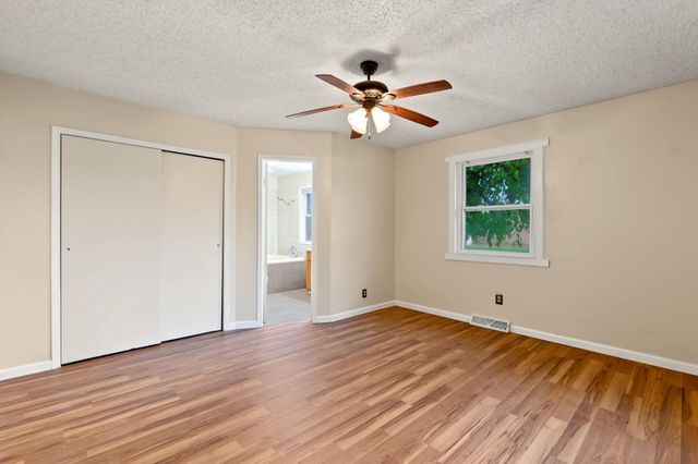 4431 N Auburn St, Bel Aire, KS 67220