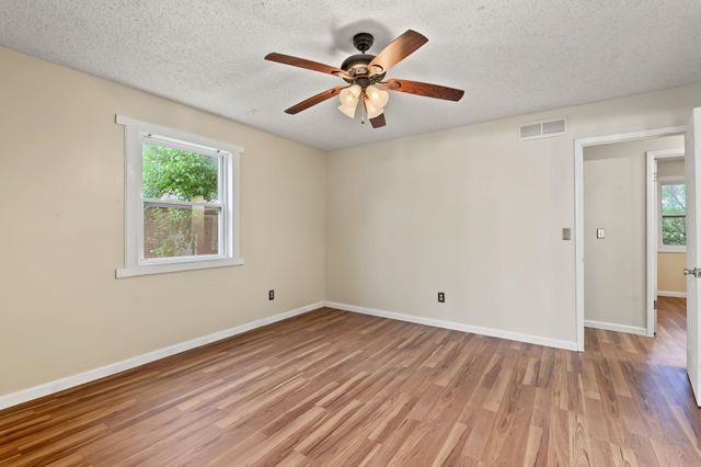 4431 N Auburn St, Bel Aire, KS 67220