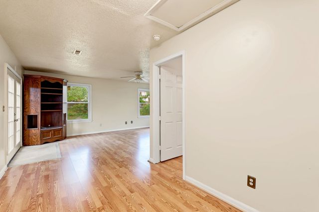4431 N Auburn St, Bel Aire, KS 67220