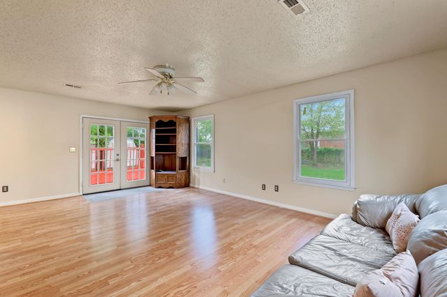 4431 N Auburn St, Bel Aire, KS 67220