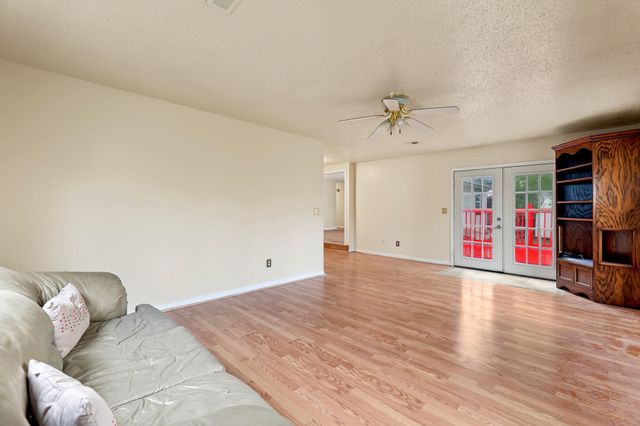 4431 N Auburn St, Bel Aire, KS 67220
