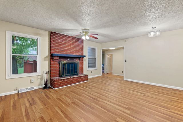 4431 N Auburn St, Bel Aire, KS 67220