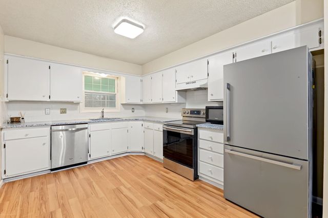 4431 N Auburn St, Bel Aire, KS 67220
