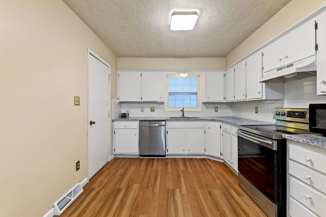 4431 N Auburn St, Bel Aire, KS 67220