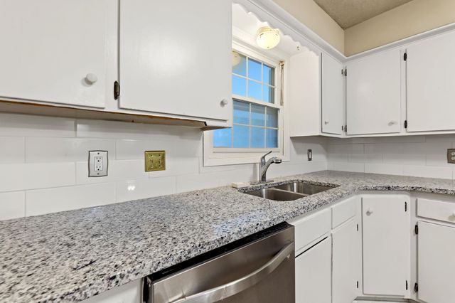 4431 N Auburn St, Bel Aire, KS 67220