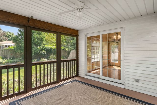 1385 Old Freeport Place, Bettendorf, IA 52722