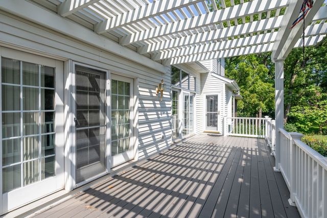 1385 Old Freeport Place, Bettendorf, IA 52722