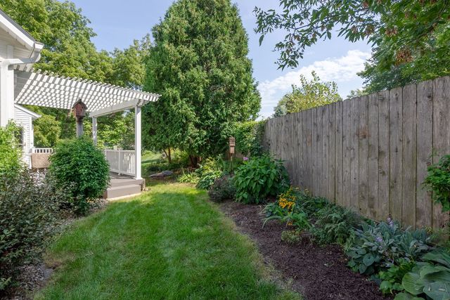 1385 Old Freeport Place, Bettendorf, IA 52722