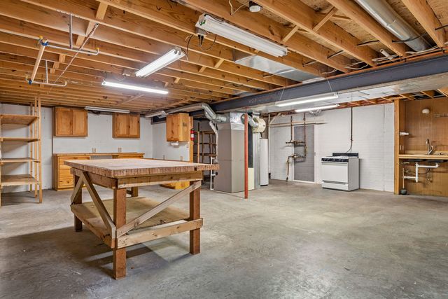 1385 Old Freeport Place, Bettendorf, IA 52722