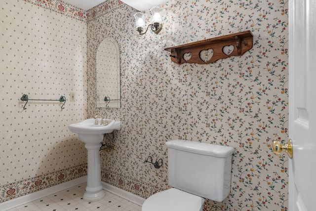 1385 Old Freeport Place, Bettendorf, IA 52722