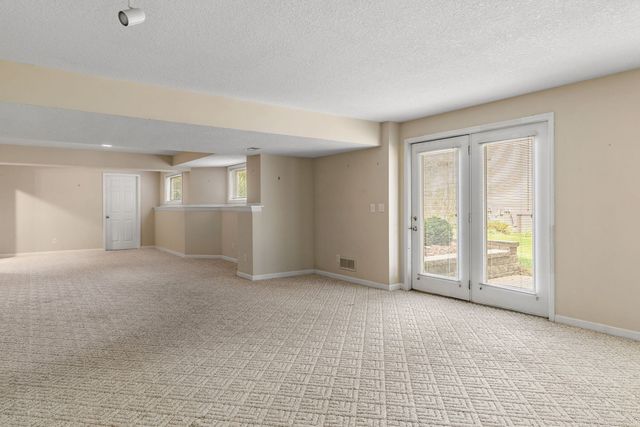 1385 Old Freeport Place, Bettendorf, IA 52722