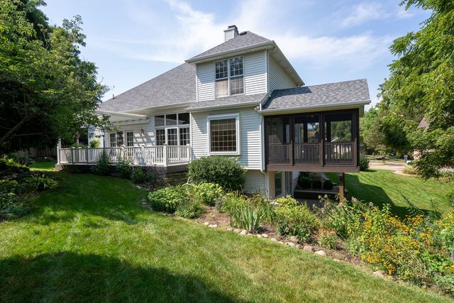 1385 Old Freeport Place, Bettendorf, IA 52722