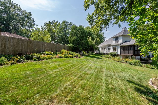 1385 Old Freeport Place, Bettendorf, IA 52722