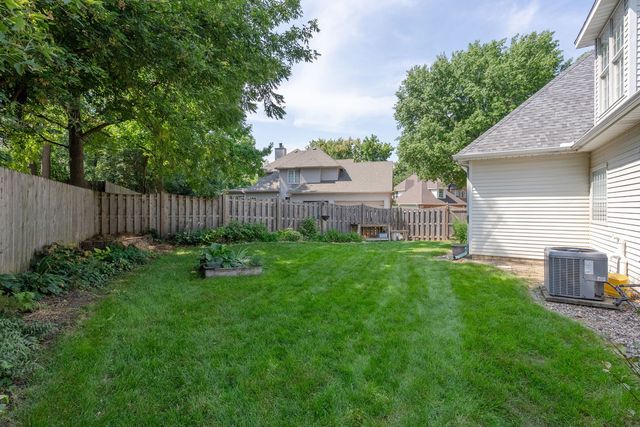 1385 Old Freeport Place, Bettendorf, IA 52722