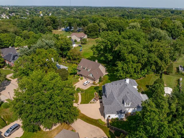 1385 Old Freeport Place, Bettendorf, IA 52722
