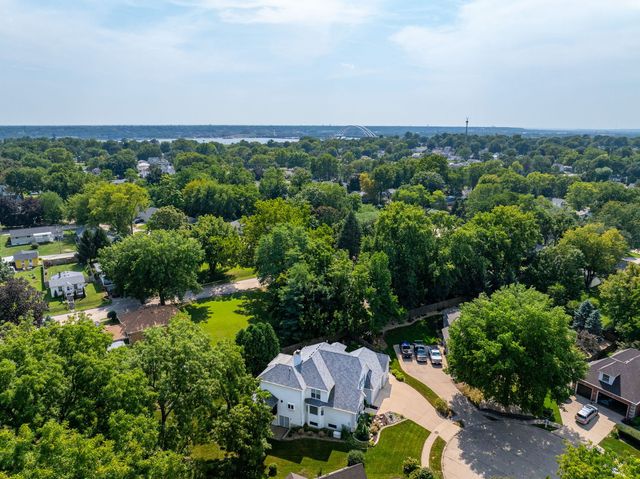 1385 Old Freeport Place, Bettendorf, IA 52722