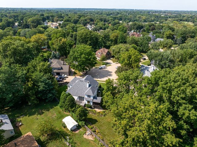 1385 Old Freeport Place, Bettendorf, IA 52722