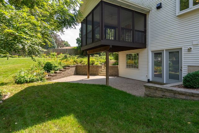 1385 Old Freeport Place, Bettendorf, IA 52722