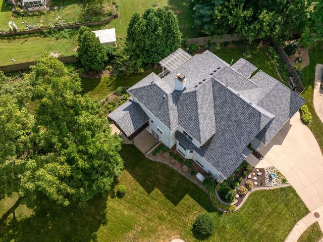 1385 Old Freeport Place, Bettendorf, IA 52722