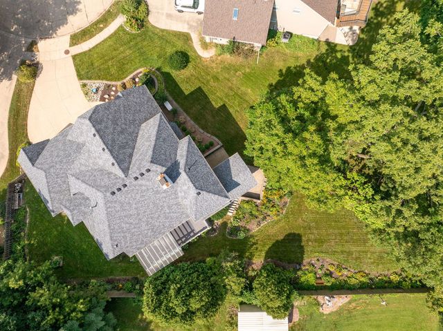 1385 Old Freeport Place, Bettendorf, IA 52722
