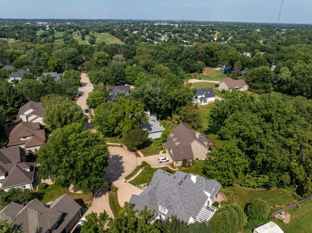 1385 Old Freeport Place, Bettendorf, IA 52722