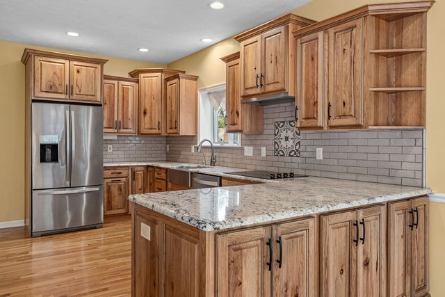 1385 Old Freeport Place, Bettendorf, IA 52722