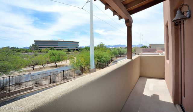 381 E Calderwood Road, Tucson, AZ 85704