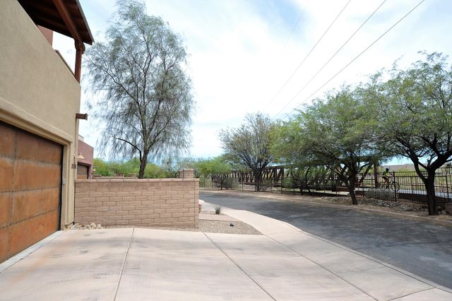 381 E Calderwood Road, Tucson, AZ 85704
