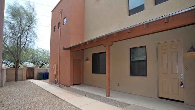 381 E Calderwood Road, Tucson, AZ 85704