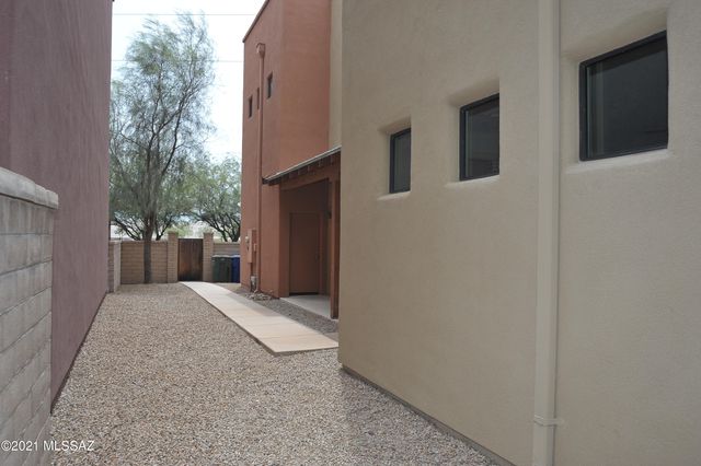 381 E Calderwood Road, Tucson, AZ 85704