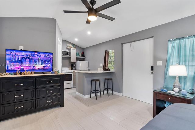 2805 E Lexington Dr, Miramar, FL 33025