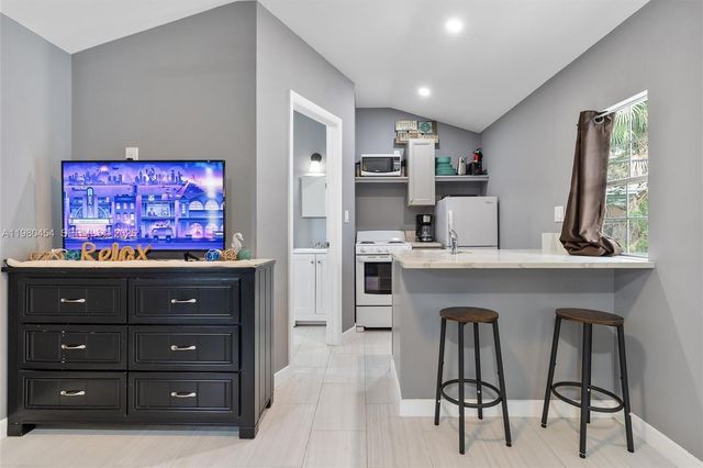 2805 E Lexington Dr, Miramar, FL 33025