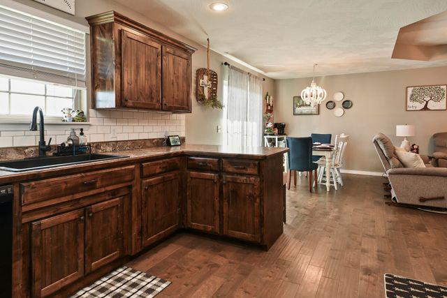 714 Lake Avenue, Clever, MO 65631