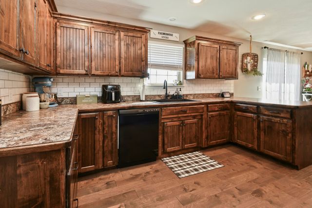 714 Lake Avenue, Clever, MO 65631