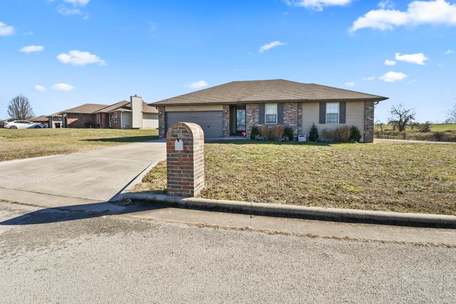 714 Lake Avenue, Clever, MO 65631