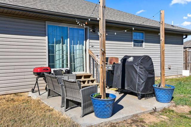 714 Lake Avenue, Clever, MO 65631