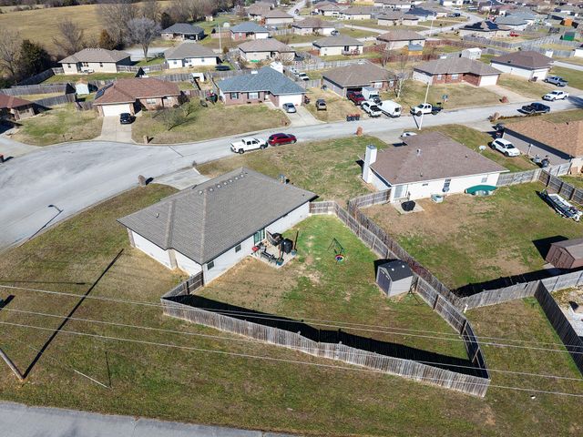 714 Lake Avenue, Clever, MO 65631