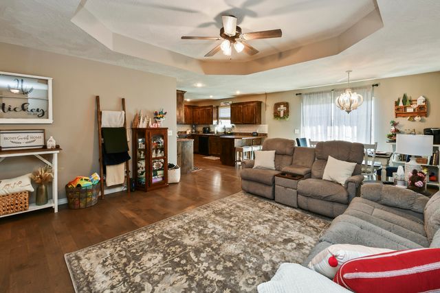 714 Lake Avenue, Clever, MO 65631